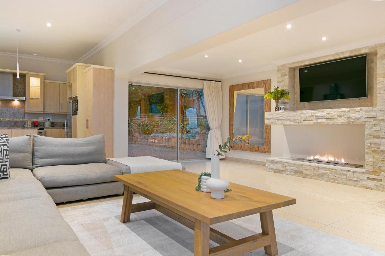 Luxury Serviced Mountain Villa In Constantia Kaapstad Buitenkant foto